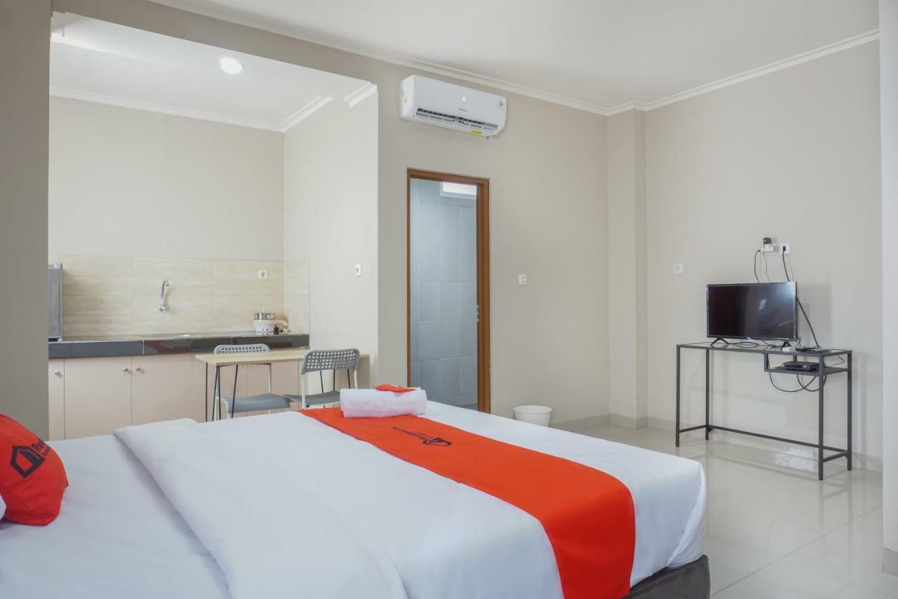 Residences By Reddoorz Near Mt Haryono - Minimum Stay 7 Days Jakarta Exterior photo
